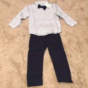 H&M Boys Holiday Christmas Print set. Shirt, bow tie, khaki pants -size US 4-5Y